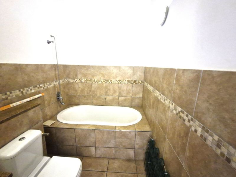 Well-Maintained Family Home with Income-Generating Granny Cottage in Popular Orange Grove - Photo 8