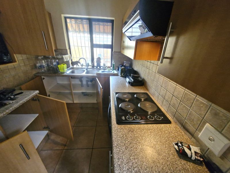 Well-Maintained Family Home with Income-Generating Granny Cottage in Popular Orange Grove - Photo 9