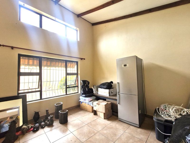 Well-Maintained Family Home with Income-Generating Granny Cottage in Popular Orange Grove - Photo 7