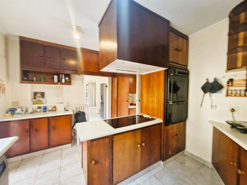 Well-Maintained Family Home with Income-Generating Granny Cottage in Popular Orange Grove - Photo 6