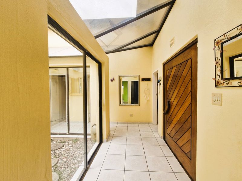 Well-Maintained Family Home with Income-Generating Granny Cottage in Popular Orange Grove - Photo 1