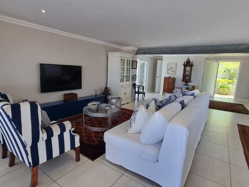 To rent Umhlanga, executive, fully furnished 3 bedroom beachfront apartment. - Photo 8
