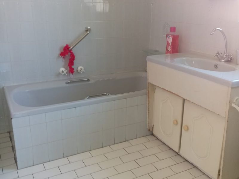 A UNIQUE 2 BEDROOM HOUSE IN TURFONTEIN -  - Photo 8