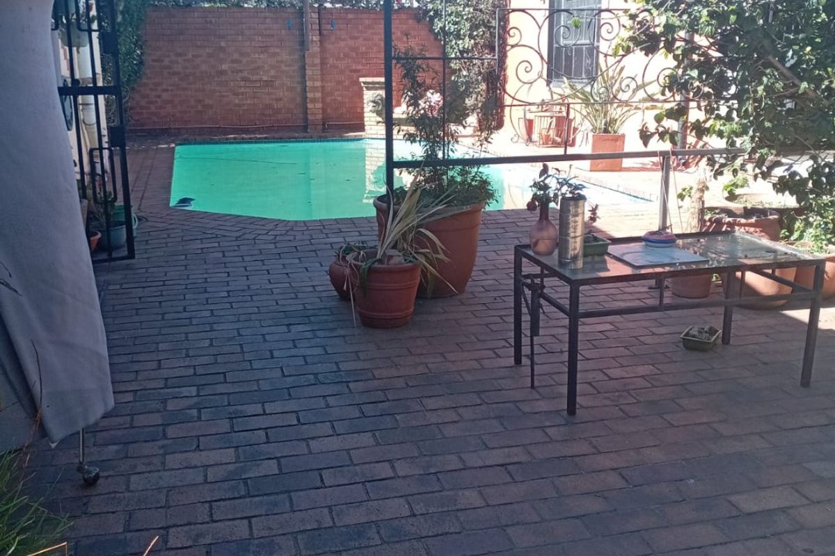 A UNIQUE 2 BEDROOM HOUSE IN TURFONTEIN -  - Photo 4