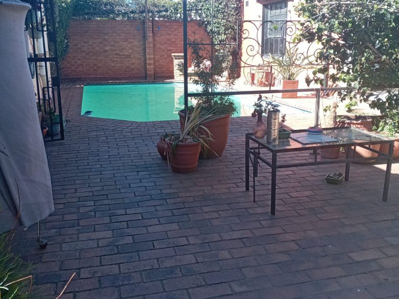 A UNIQUE 2 BEDROOM HOUSE IN TURFONTEIN -  - Photo 4