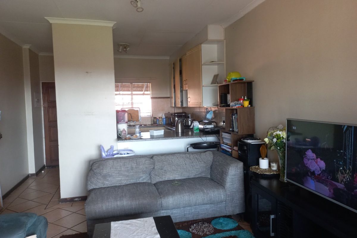 2-Bedroom Apartment for Sale in Mooikloof Ridge Estate - Photo 4