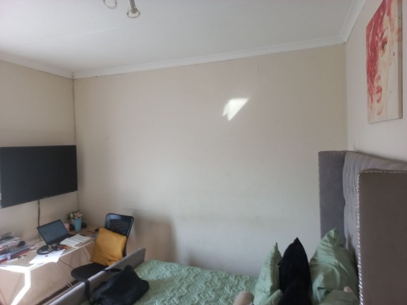 2-Bedroom Apartment for Sale in Mooikloof Ridge Estate - Photo 5