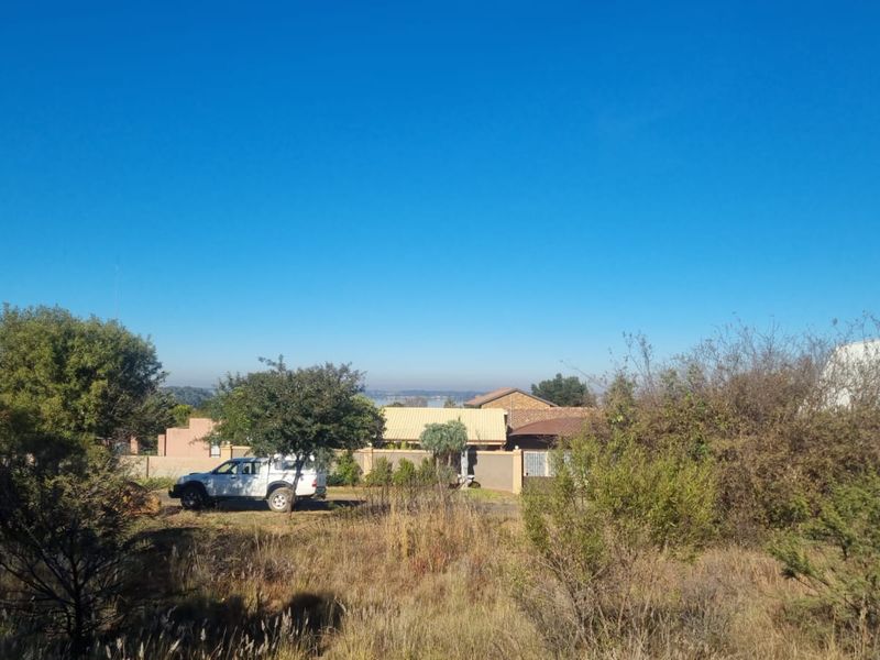 A view of the surrounding residential neighbourhood and landscape from the vacant residential plot.