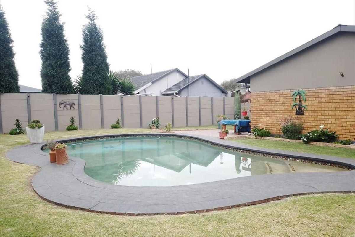 Spacious Family Haven With Endless Possibilities - Photo 3