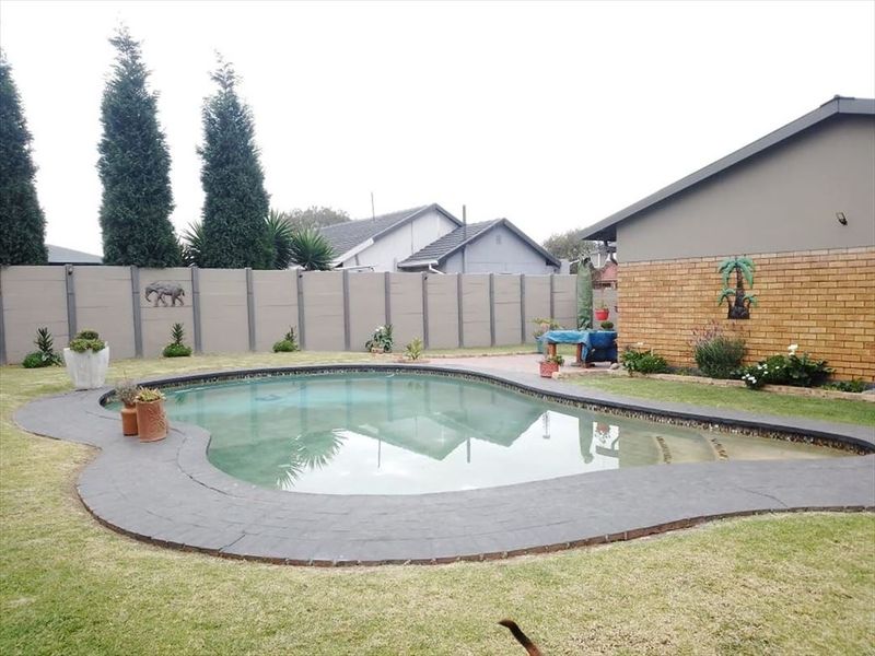 Spacious Family Haven With Endless Possibilities - Photo 3