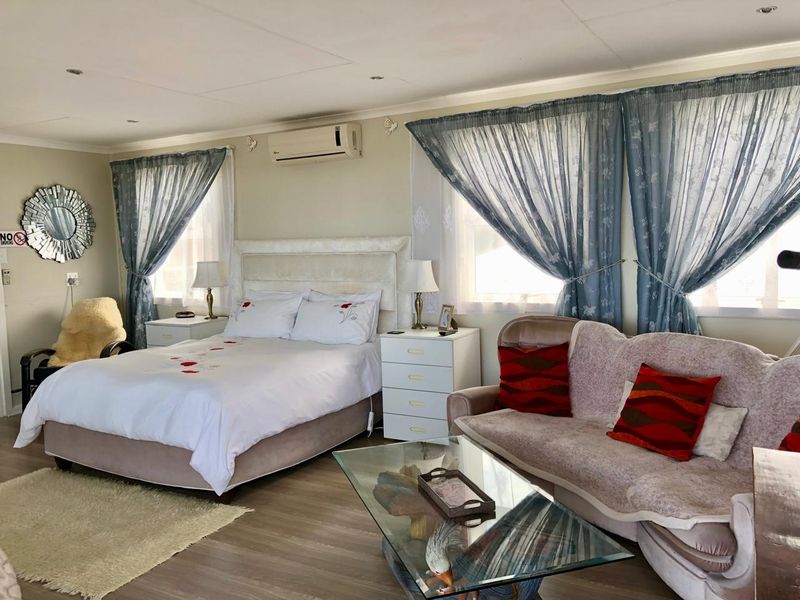 Beautiful well maintained  Home - Photo 9