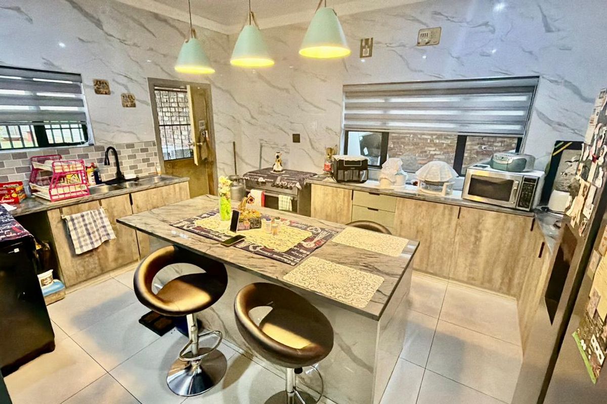 Spacious Family Home For Sale in Songloed - Photo 2