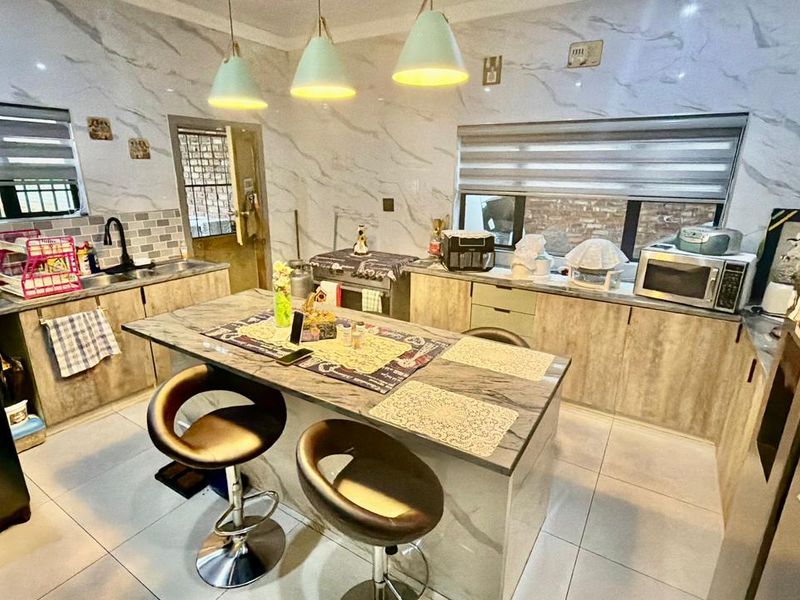 Spacious Family Home For Sale in Songloed - Photo 2