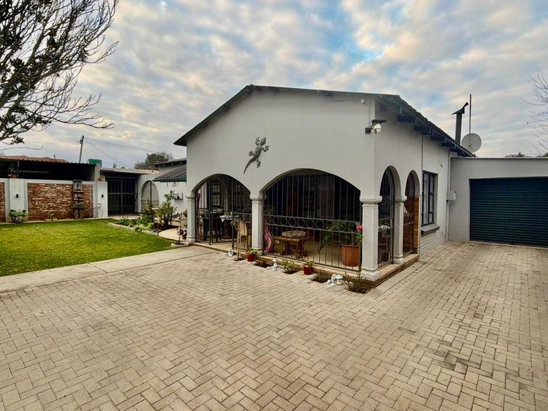 Spacious Family Home For Sale in Songloed - Photo 5
