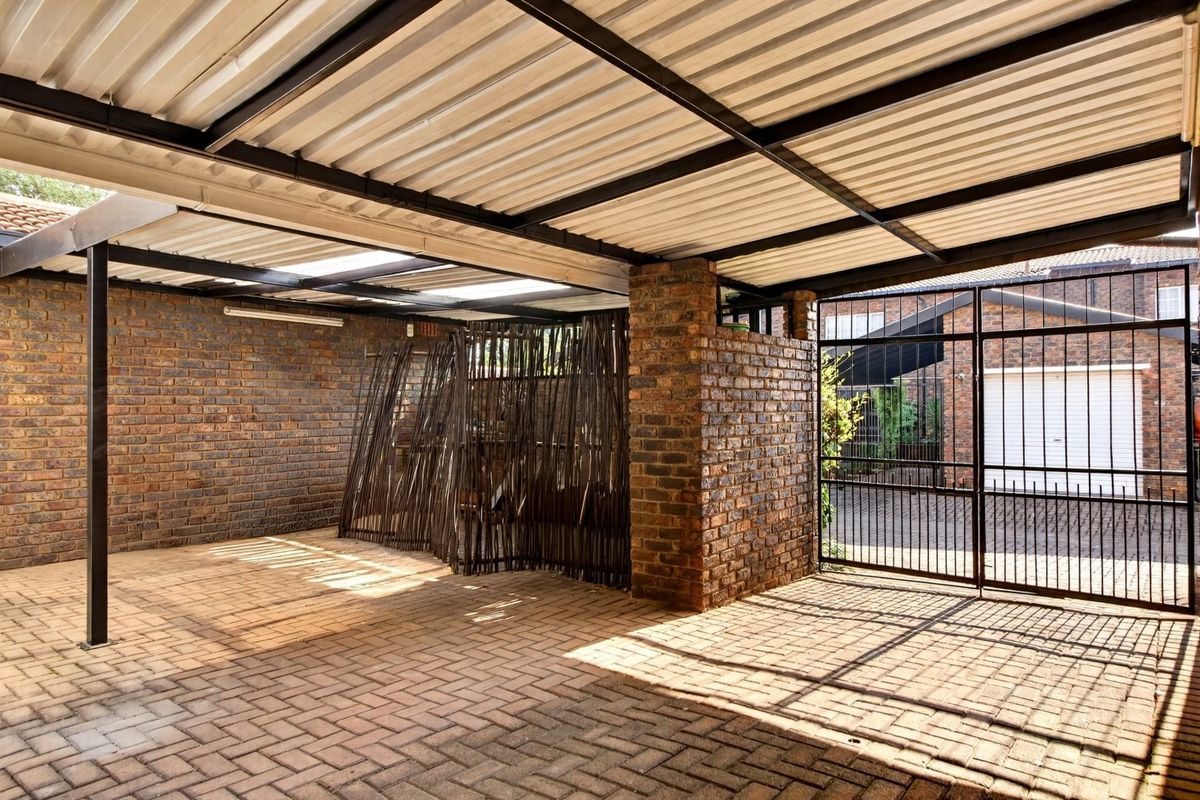Spacious Randpark Ridge Duplex With Solar, Jacuzzi And Entertainment Appeal - Photo 2