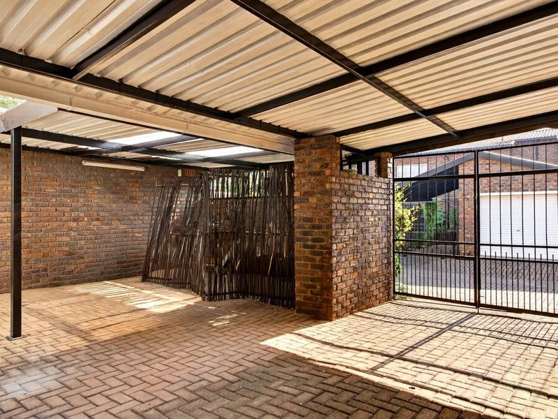 Spacious Randpark Ridge Duplex With Solar, Jacuzzi And Entertainment Appeal - Photo 2