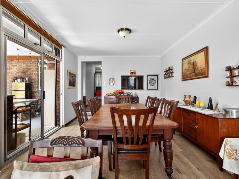 Spacious Randpark Ridge Duplex With Solar, Jacuzzi And Entertainment Appeal - Photo 9