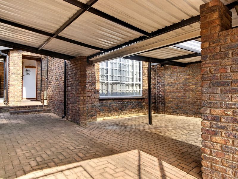 Spacious Randpark Ridge Duplex With Solar, Jacuzzi And Entertainment Appeal - Photo 3