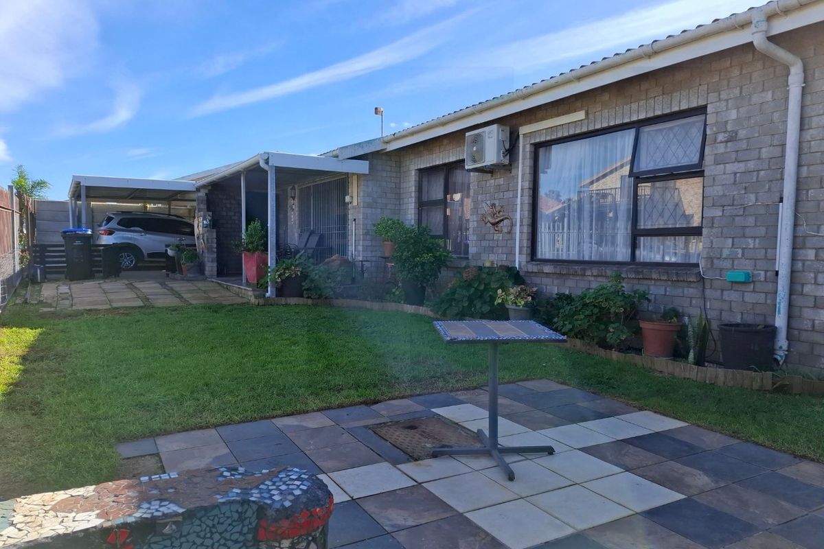 Spacious 3-Bedroom Home with 2-Bedroom Flatlet in Sought-After Noorsekloof, Jeffreys Bay - Photo 3