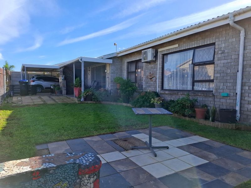 Spacious 3-Bedroom Home with 2-Bedroom Flatlet in Sought-After Noorsekloof, Jeffreys Bay - Photo 3