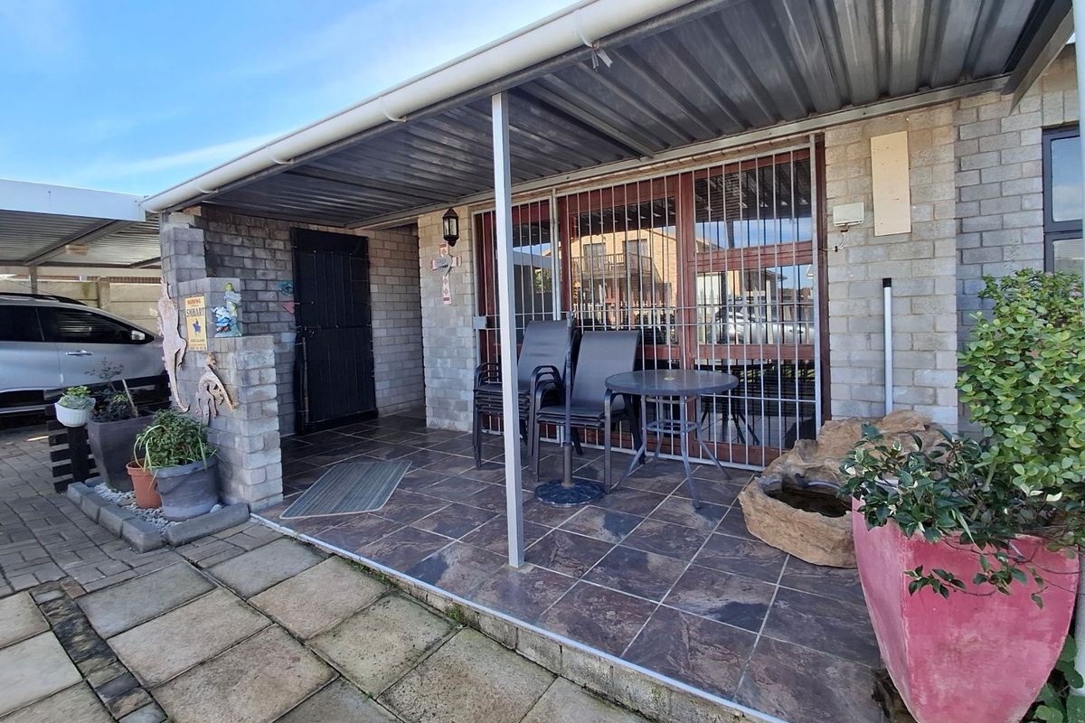 Spacious 3-Bedroom Home with 2-Bedroom Flatlet in Sought-After Noorsekloof, Jeffreys Bay - Photo 4