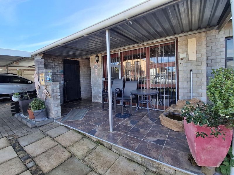 Spacious 3-Bedroom Home with 2-Bedroom Flatlet in Sought-After Noorsekloof, Jeffreys Bay - Photo 4