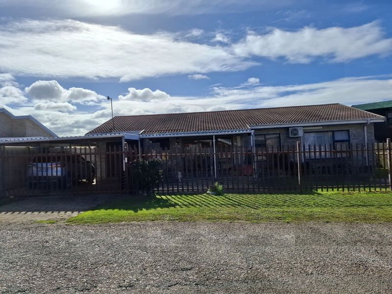 Spacious 3-Bedroom Home with 2-Bedroom Flatlet in Sought-After Noorsekloof, Jeffreys Bay - Photo 1
