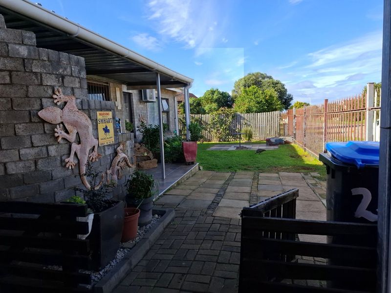Spacious 3-Bedroom Home with 2-Bedroom Flatlet in Sought-After Noorsekloof, Jeffreys Bay - Photo 2