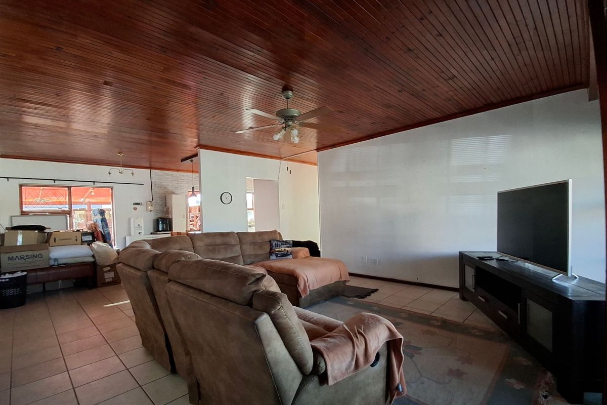 Spacious 3-Bedroom Home with 2-Bedroom Flatlet in Sought-After Noorsekloof, Jeffreys Bay - Photo 5