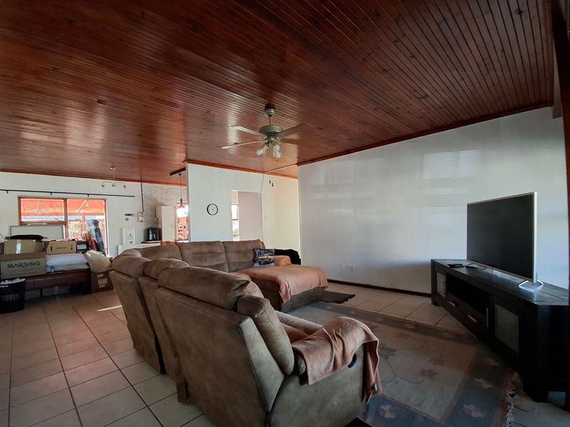 Spacious 3-Bedroom Home with 2-Bedroom Flatlet in Sought-After Noorsekloof, Jeffreys Bay - Photo 5