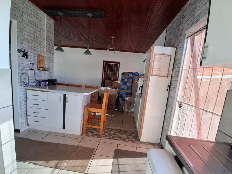 Spacious 3-Bedroom Home with 2-Bedroom Flatlet in Sought-After Noorsekloof, Jeffreys Bay - Photo 10