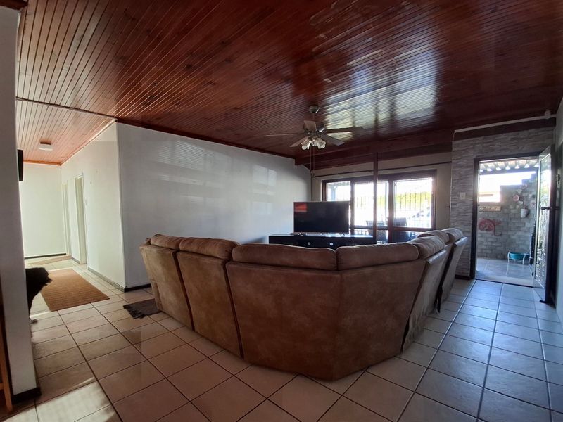Spacious 3-Bedroom Home with 2-Bedroom Flatlet in Sought-After Noorsekloof, Jeffreys Bay - Photo 8