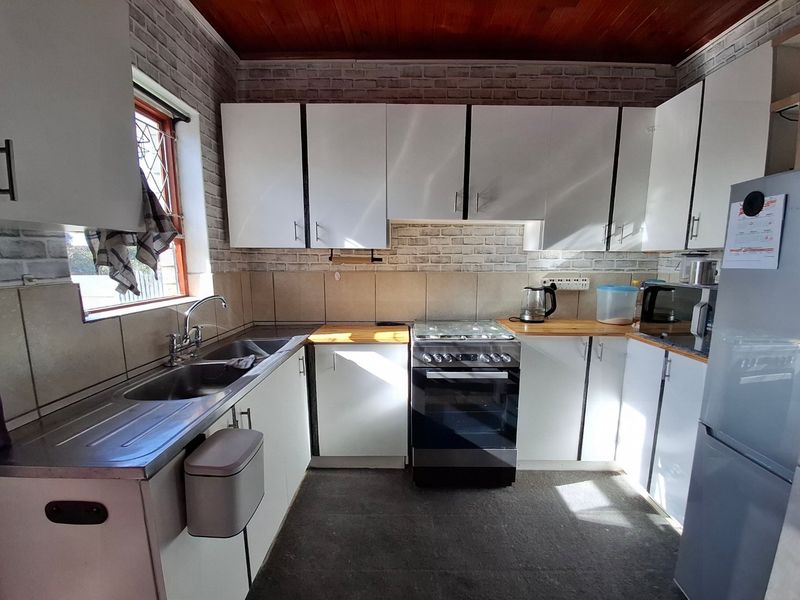 Spacious 3-Bedroom Home with 2-Bedroom Flatlet in Sought-After Noorsekloof, Jeffreys Bay - Photo 9
