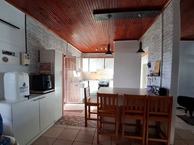 Spacious 3-Bedroom Home with 2-Bedroom Flatlet in Sought-After Noorsekloof, Jeffreys Bay - Photo 7