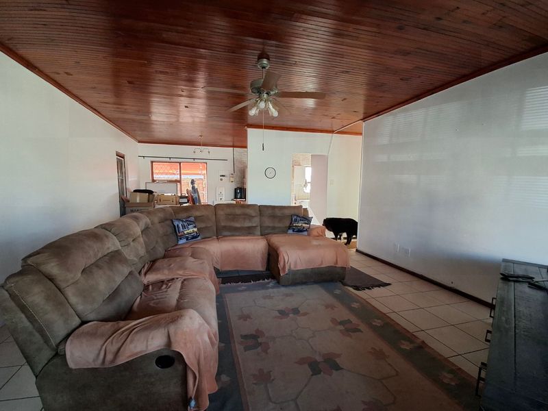 Spacious 3-Bedroom Home with 2-Bedroom Flatlet in Sought-After Noorsekloof, Jeffreys Bay - Photo 6