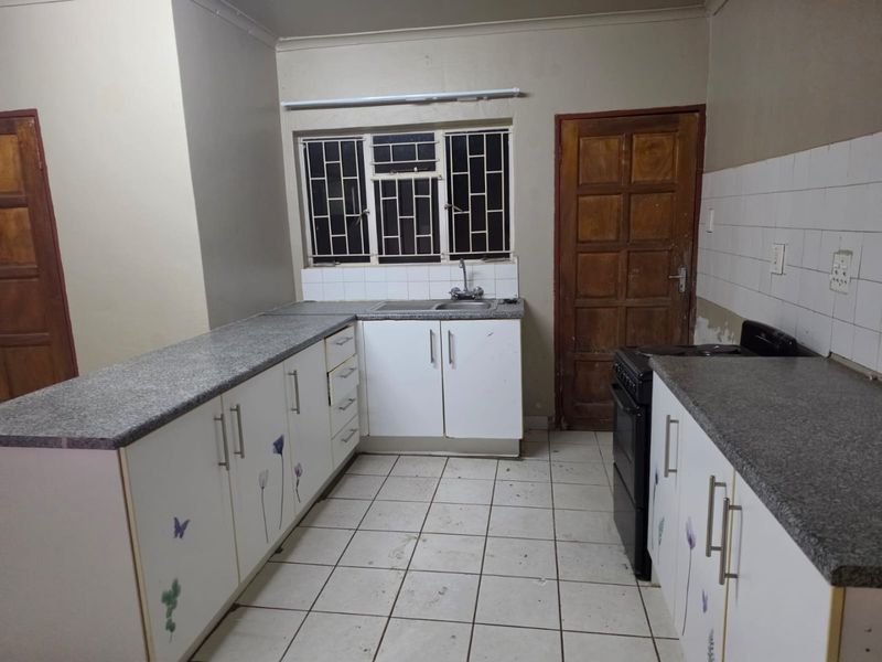 SPACIOUS 2 BEDROOM APARTMENT FOR RENTAL IN BENDOR POLOKWANE - Photo 8
