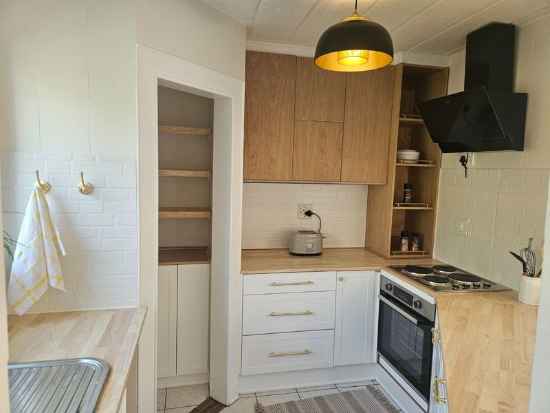 Stylish Newly Renovated 2-Bedroom Unit!!! - Photo 3