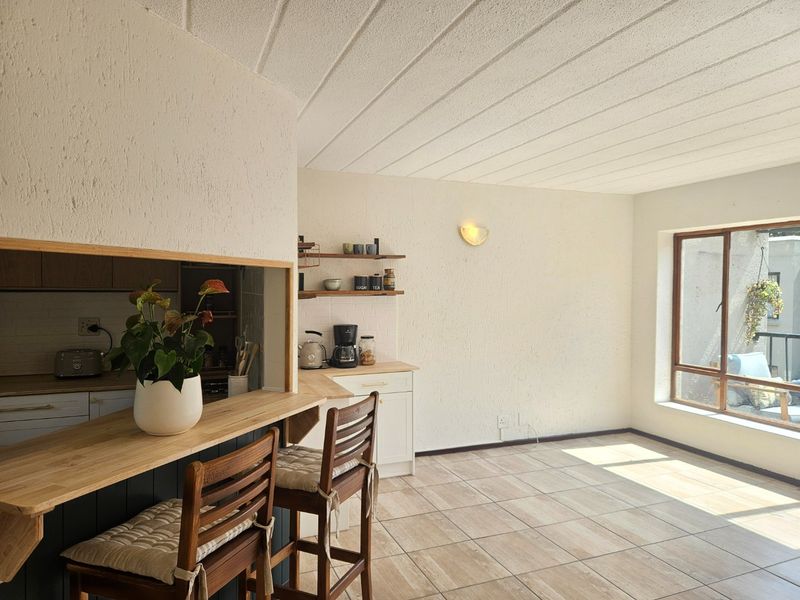 Stylish Newly Renovated 2-Bedroom Unit!!! - Photo 2