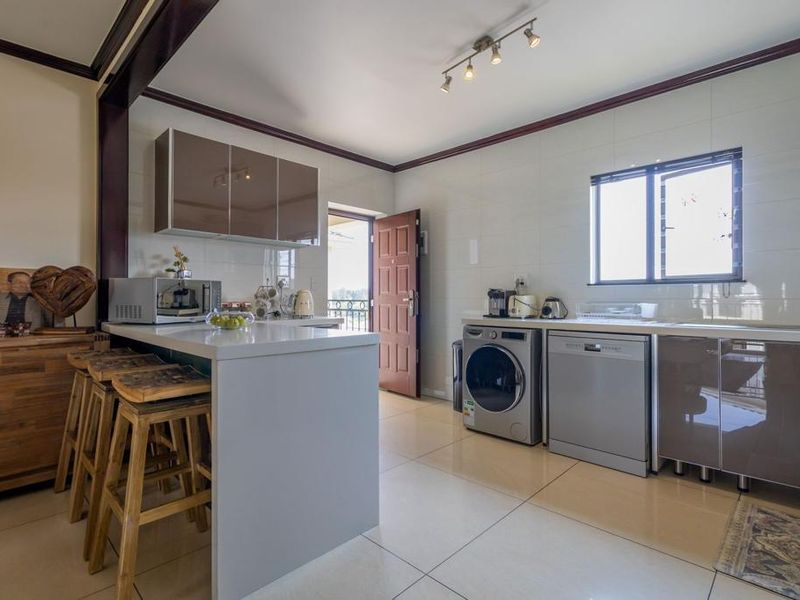Modern 3 bedroom apartment in Fourways. - Photo 2