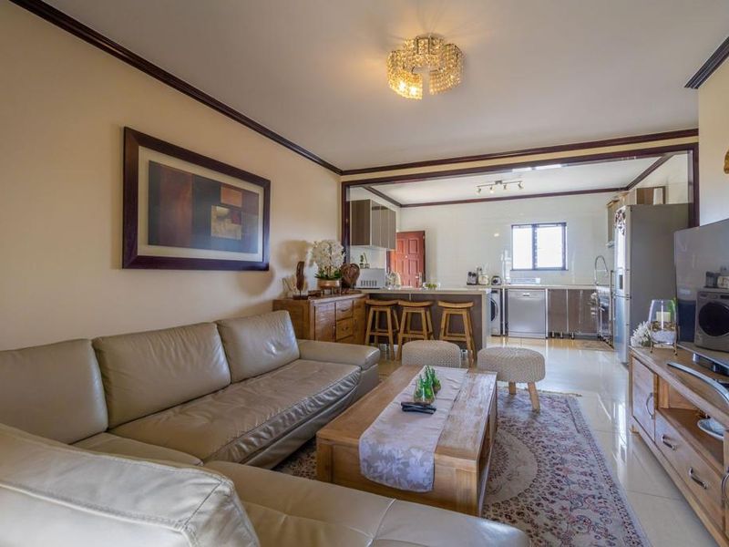 Modern 3 bedroom apartment in Fourways. - Photo 9