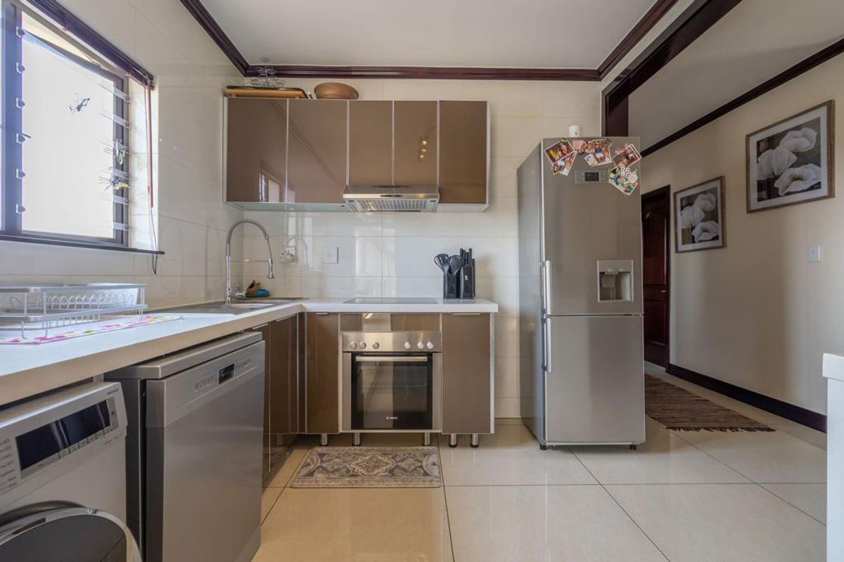 Modern 3 bedroom apartment in Fourways. - Photo 4