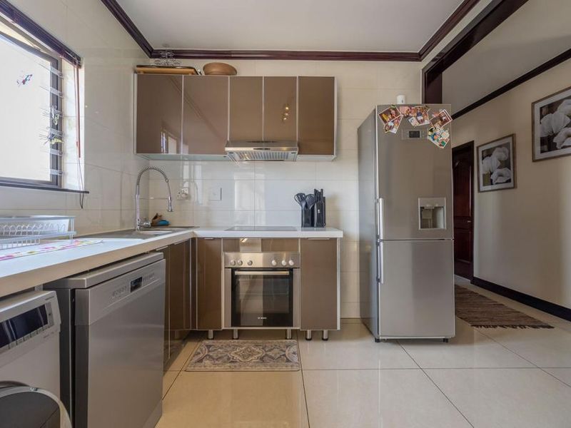 Modern 3 bedroom apartment in Fourways. - Photo 4
