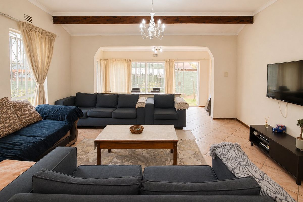 Spacious Eastleigh Family Home with Pool and Flatlet - Photo 2