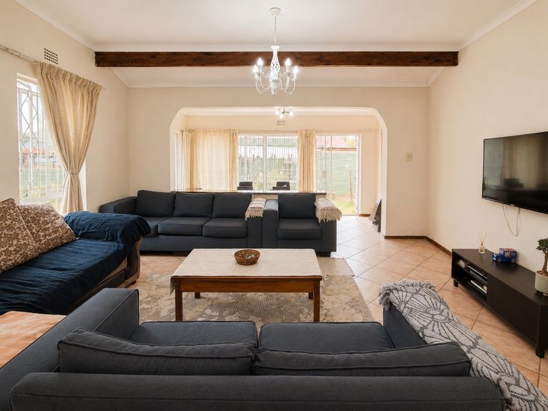Spacious Eastleigh Family Home with Pool and Flatlet - Photo 2