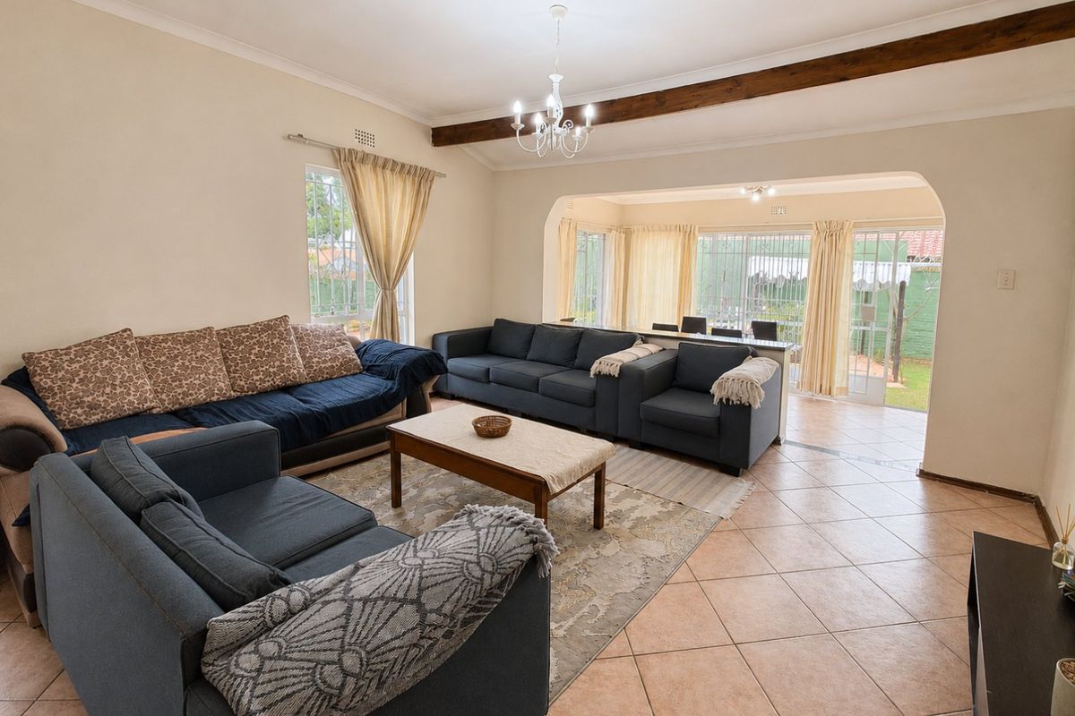 Spacious Eastleigh Family Home with Pool and Flatlet - Photo 4