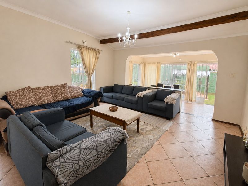 Spacious Eastleigh Family Home with Pool and Flatlet - Photo 4