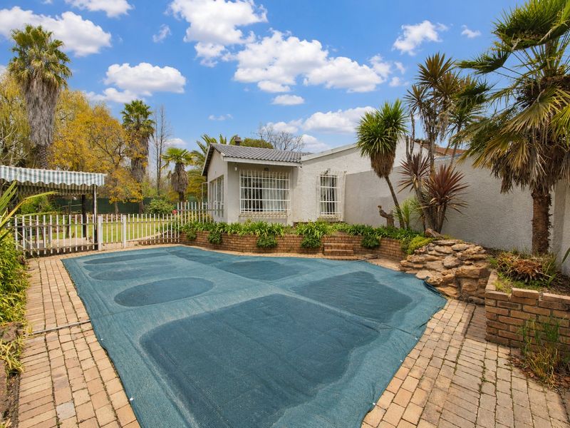 Spacious Eastleigh Family Home with Pool and Flatlet - Photo 1
