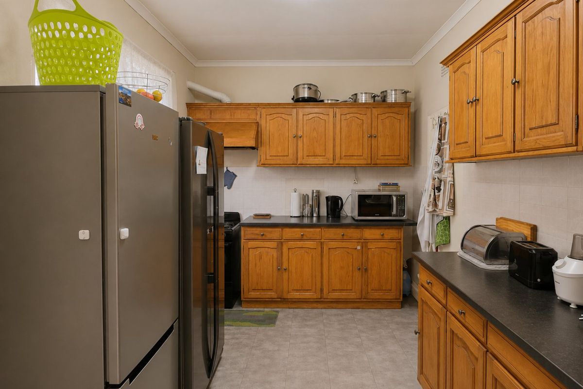 Spacious Eastleigh Family Home with Pool and Flatlet - Photo 3