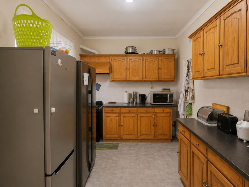 Spacious Eastleigh Family Home with Pool and Flatlet - Photo 3