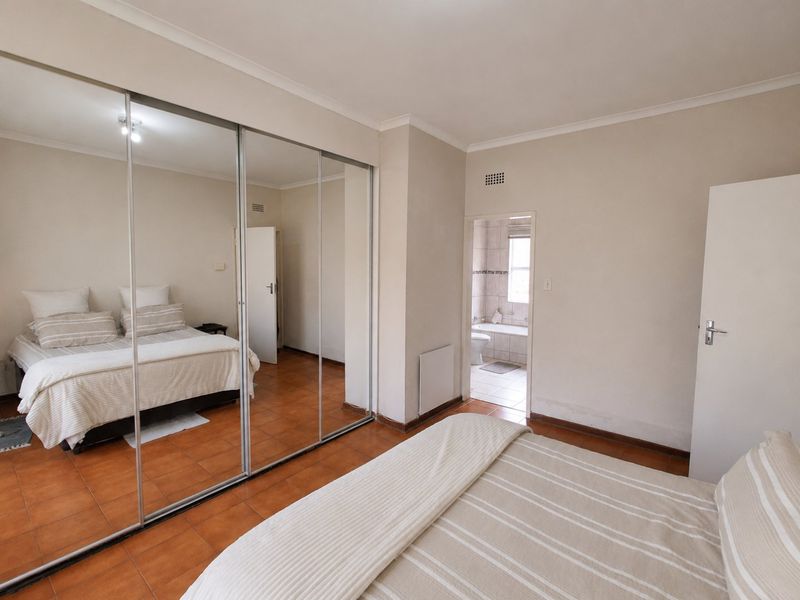 Spacious Eastleigh Family Home with Pool and Flatlet - Photo 10